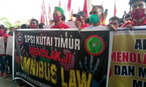 Tolak Omnibus Law, Ratusan Buruh Unjuk Rasa di DPRD Kutim
