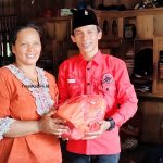 Anggota DPRD Kutim Bagi Sembako Gratis ke Warga Sekurau Atas