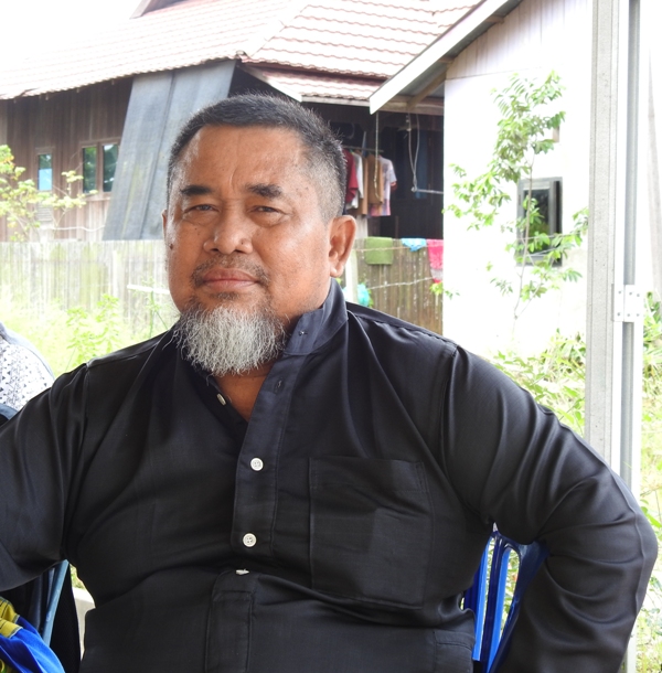 Selain ada ritual bakenjong, berbagai hiburan juga akan dihadirkan panitia pelaksana untuk memeriahkan Pesta Adat Pelas Tanah Kutai Ke 6 di Sangatta, Kalimantan Timur yang akan digelar pada Tanggal 22 dan 23 November 2021 mendatang. Kepala Adat Besar Kutai H. Sayyid Abdal Nanang Al Hasani, mengatakan, meskipun pelas tanah hanya diadakan dua hari saja, namun warga akan terhibur dengan ditampilkannya band milenial,pentas seni budaya dan ada tarian dari Kalimantan Tengah. “Tujuannya untuk mengakomodir kreativitas anak muda yang ada di Kutai Timur dan menghibur masyarakat”katanya. H.Abdal Nanang Sayyid Al Hasani juga berharap agar ditahun-tahun mendatang pesta adat pelas tanah bisa terus diadakan agar budaya kita tetap terjaga, terpelihara dan lestari “ Pesra Adat Pelas Tanah Tahun 2022 diharapkan akan semakin ramai untuk meningkatkan kunjungan wisatawan. Apalagi Pesta Adat Pelas Tanah ini sudah tercatat dalam Kalender event Dinas Pariwisata Provinsi Kalimantan Timur sejak tahun 2019”kata H.Abdal Nanang. Sementara salah satu tokoh masyarakat Suku Dayak Kalteng, Karyoto mengatakan, tim tari mendapat undangan dari panitia Pesta Adat Pelas Tanah Ke 6 Tahun 2021 ini untuk tampil. “Mereka penari akan tampil di Gedung Adat di Jalan APT Pranoto Sangatta, hari senin malam, 22 November 2021”kata Karyoto mengirim pesan WhatsApp ke Redaksi liputankutim.co, Kamis 22/11/2021 malam (Sapta.RM)