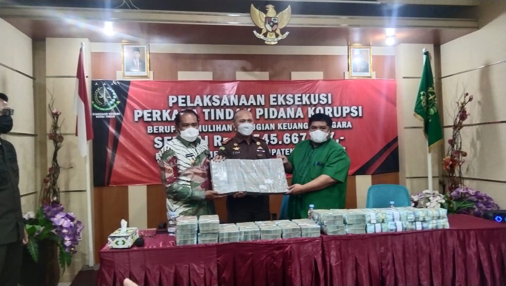 Kejari Kutai Timur Serahkan Sitaan Uang Rp2,5 Miliar Ke Pemkab Kutim