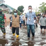 Bupati Tinjau Banjir, Beri Semangat dan Serahkan Sembako Bagi Korban
