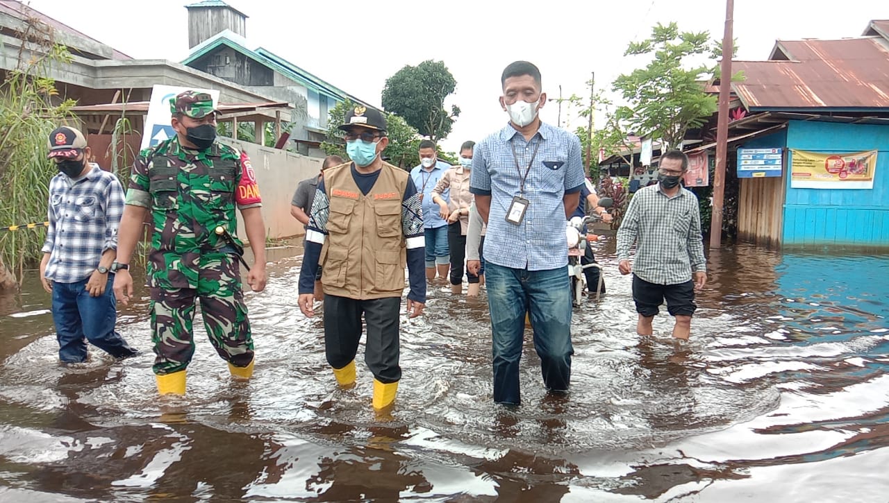 Bupati Tinjau Banjir, Beri Semangat dan Serahkan Sembako Bagi Korban