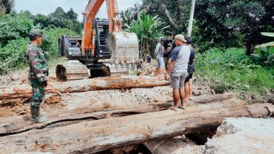 Danramil Pimpin Perbaikan Jembatan Km 1 Desa Benua Baru