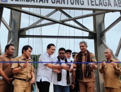Irwan Fecho dan Seskab Rizali Hadi Resmikan Jembatan Gantung di Batu Ampar