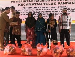 Dinsos Salurkan Bantuan Untuk Lansia dan Warga Tak Mampu di Teluk Pandan