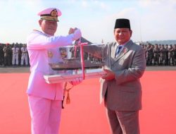Menhan Serah Terimakan Dua KRI ke TNI Angkatan Laut