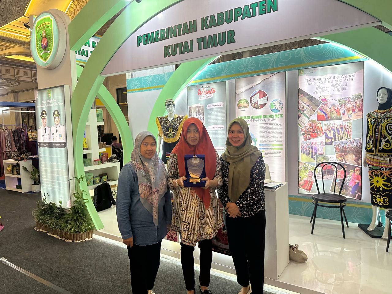 DPMPTSP Kutim Raih Juara I Stand Terbaik di Indonesia Tourism and Trade Investment Expo 2024