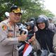 Polres Kutim Bagikan Bendera Merah Putih untuk Bangkitkan Semangat Nasionalisme Jelang HUT RI ke-80