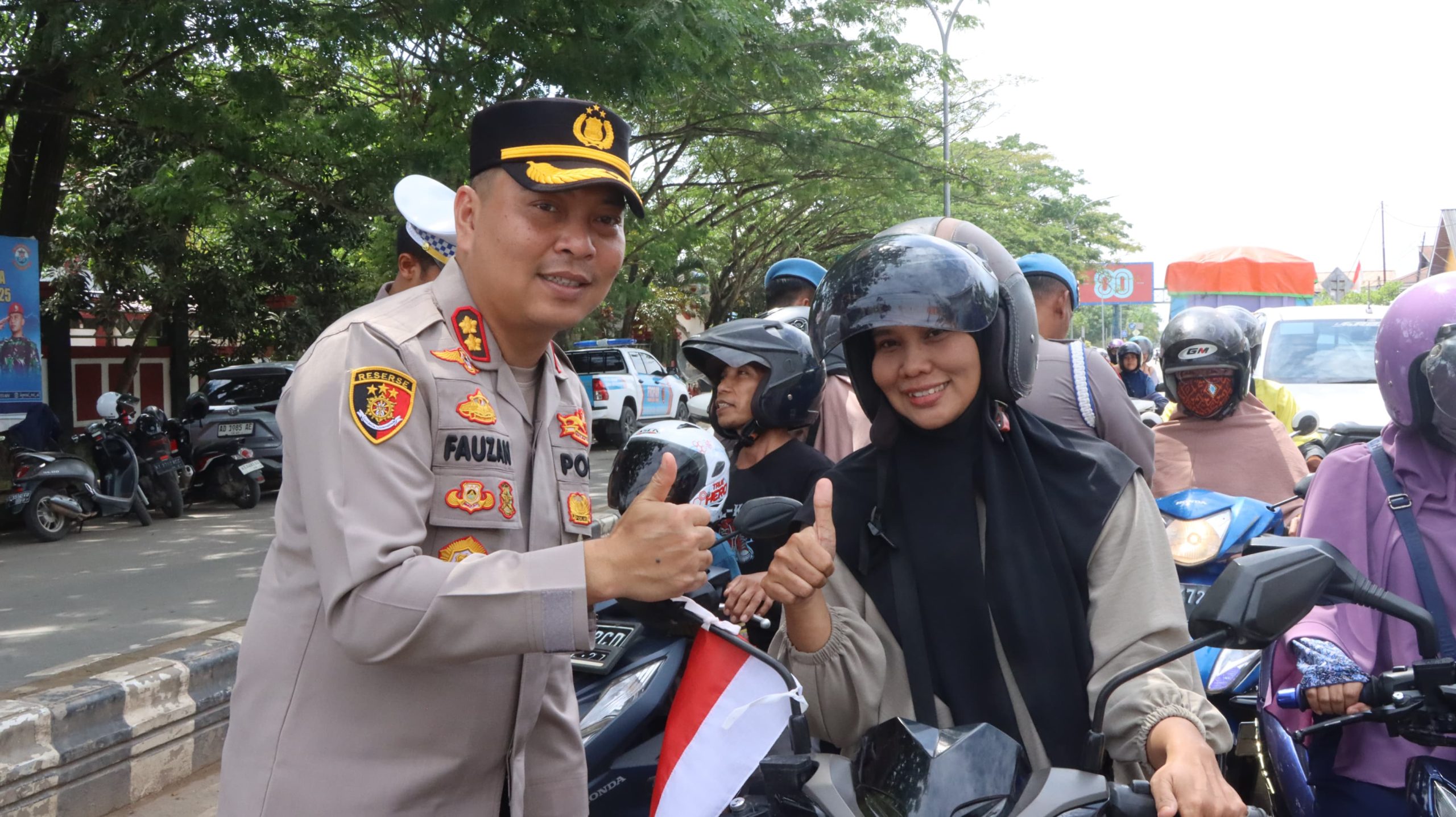 Polres Kutim Bagikan Bendera Merah Putih untuk Bangkitkan Semangat Nasionalisme Jelang HUT RI ke-80