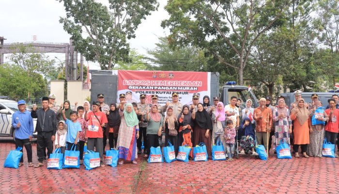 Polres Kutim Salurkan 100 Paket Bansos Kemerdekaan, Kapolres: Wujud Nyata Kepedulian