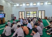 Persolnil polres Kutim sedang baca ayat Suci Al Quraan