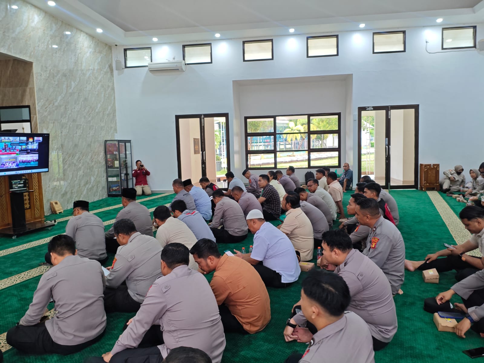 Persolnil polres Kutim sedang baca ayat Suci Al Quraan