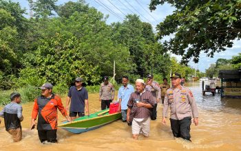 Polsek Muara Wahau dan PT DSN Salurkan 500 Bantuan Makanan Siap Saji