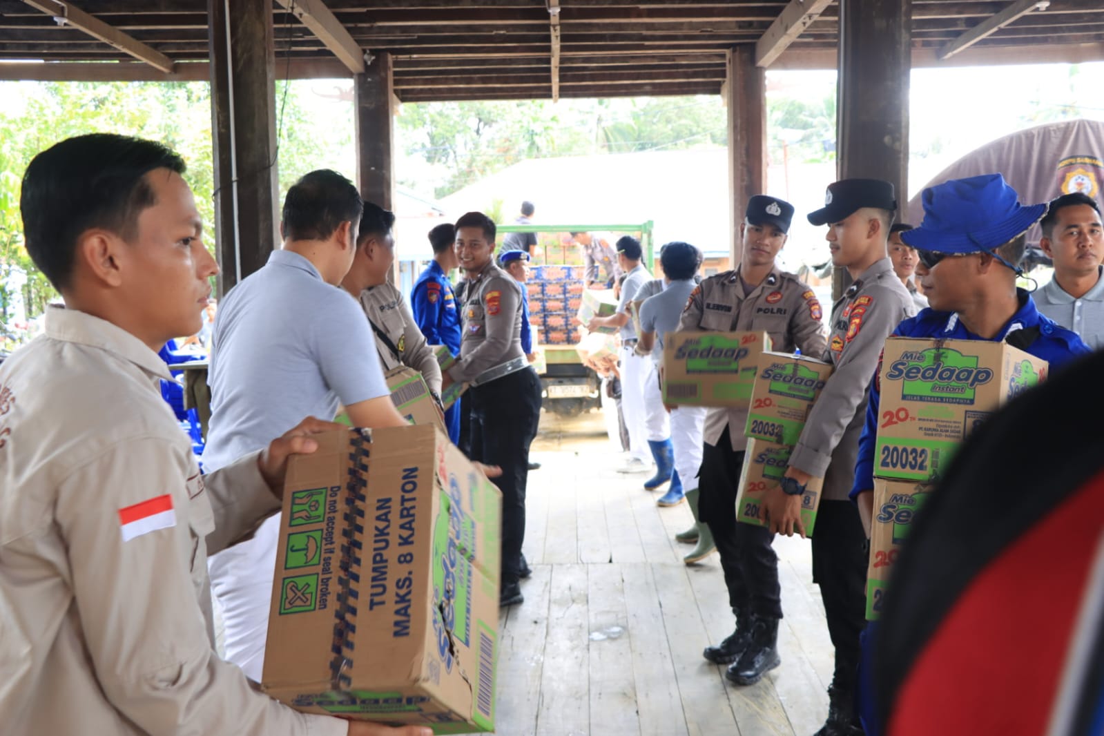 Polres Kutim Terjunkan Personel ke Muara Wahau, Salurkan Bantuan untuk Warga Terdampak Banjir