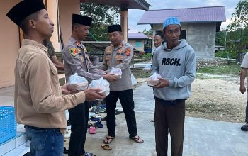 Berbagi Takjil di Tanjung Mangkaliat, Kapolres Kutim Pererat Kebersamaan dengan Warga