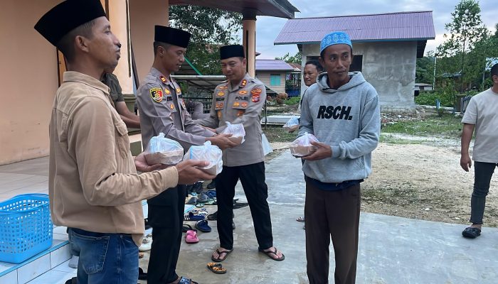 Berbagi Takjil di Tanjung Mangkaliat, Kapolres Kutim Pererat Kebersamaan dengan Warga
