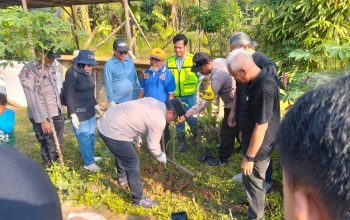 Polsek Sangatta Utara Dukung Jumat Bersih Teluk Rawa, Wabup Pimpin Aksi Tanam Pohon
