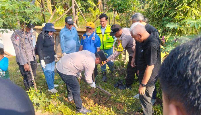 Polsek Sangatta Utara Dukung Jumat Bersih Teluk Rawa, Wabup Pimpin Aksi Tanam Pohon